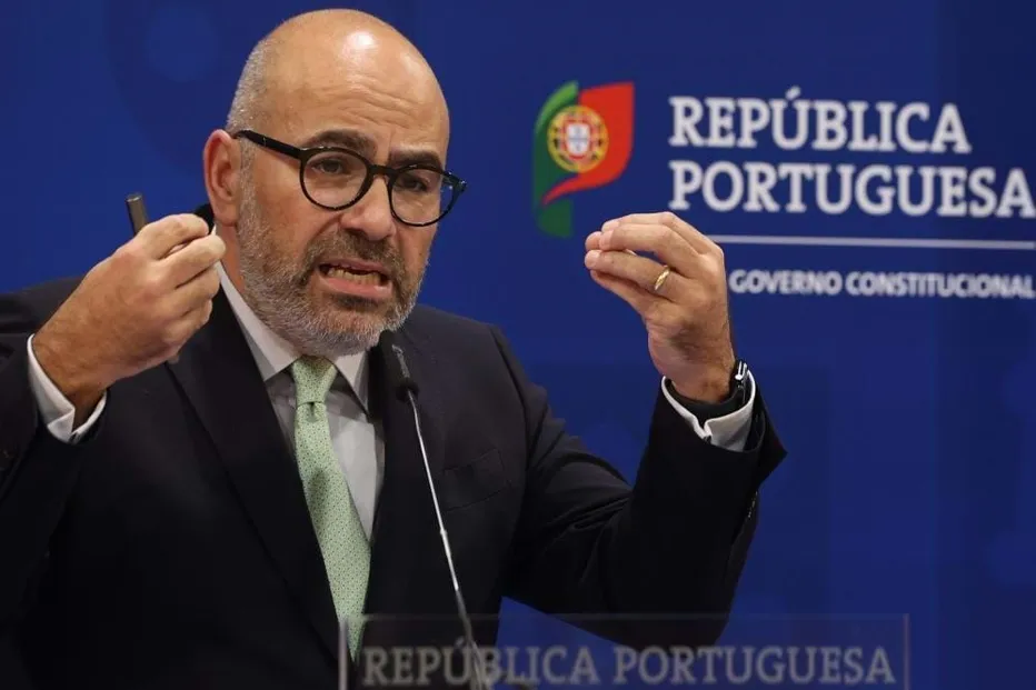 Ministro Pinto Luz vai à AR explicar mudanças no subsídio de mobilidade